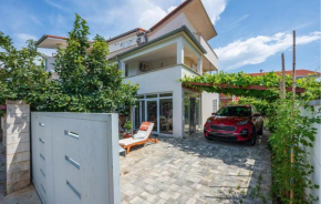 2 Bedroom Gorgeous Apartment In Premantura